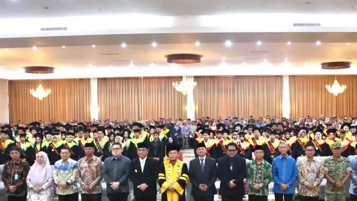 Bupati Oskar Manoppo menghadiri wisuda IAIK dan STMIK Multicom serta menegaskan pentingnya pendidikan dalam mencetak SDM berkualitas.