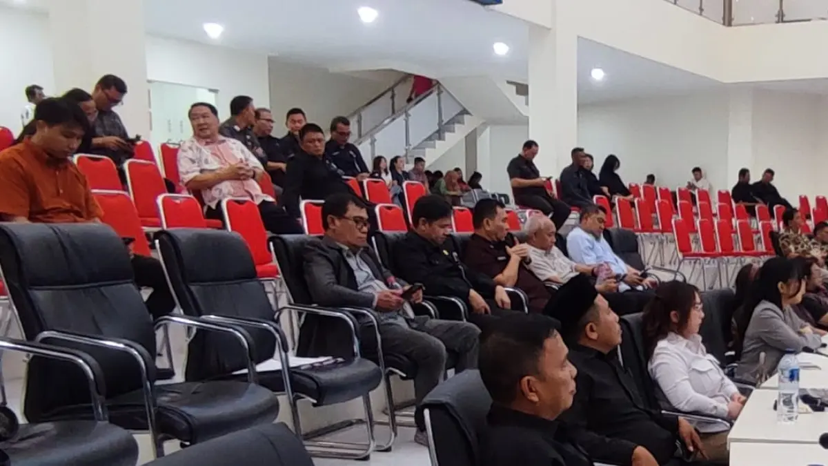DISOROT: Nampak banyak kursi yang biasa diduduki kepala SKPD dan jajaran pejabat Pemkot Manado kosong saat paripurna dengan agenda penting, Sabtu (4/9)