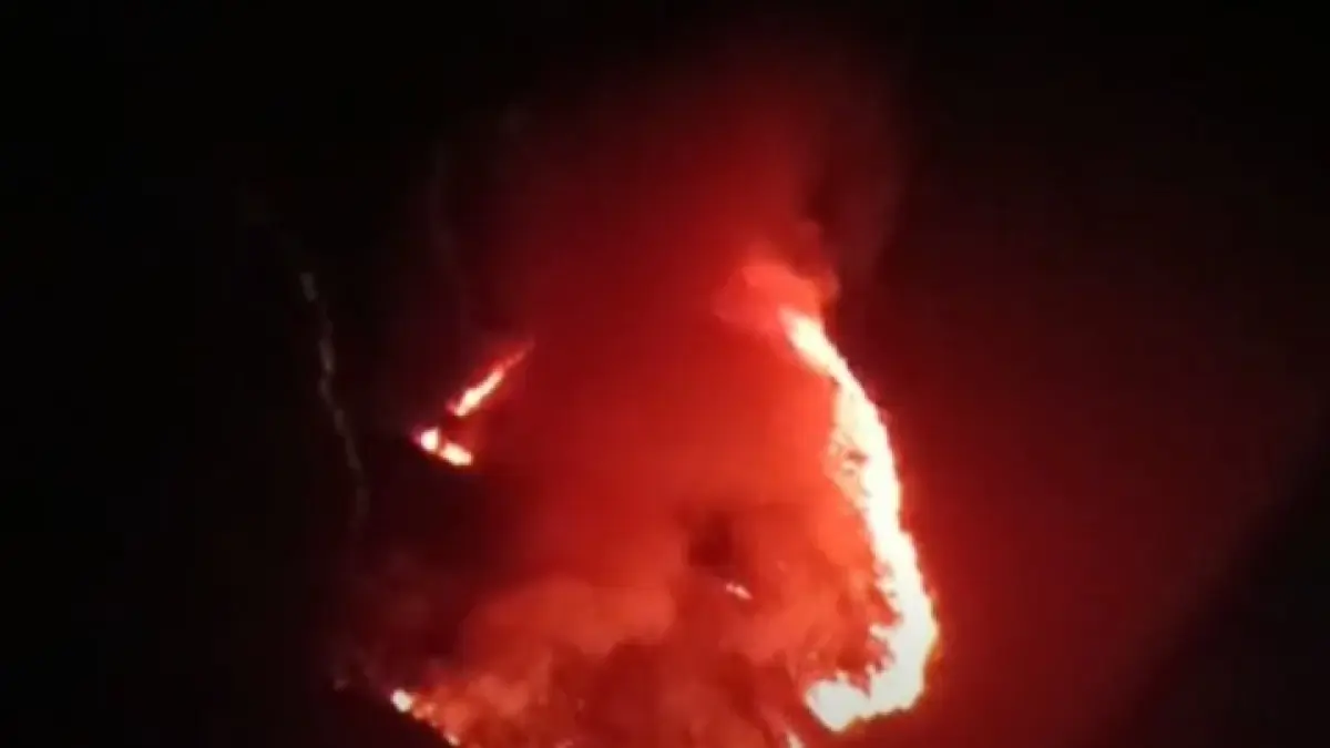 Nampak api mulai membesar di lereng gunung Awu, Sangihe, Sabtu (5/9/26). Foto : Source FB Donny Tayang