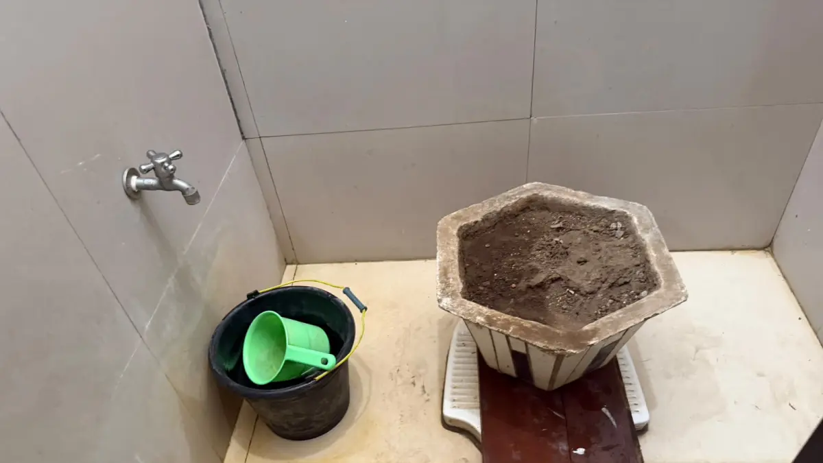 PERLU KLARIFIKASI: Pengadaan wastafel gantung hingga pembangunan infrastruktur toilet mulai hancur bahkan tak bisa digunakan padalah pekerjaan belum genap 2 tahun