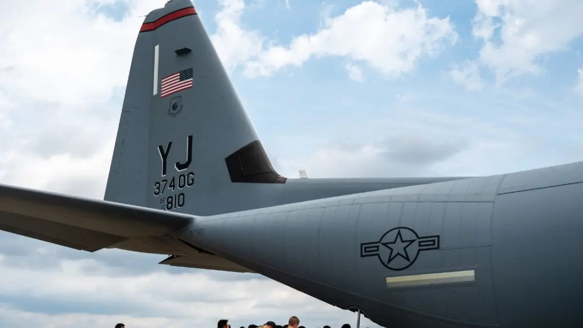 pesawat dari Wing Angkut Udara ke-374 (374th Airlift Wing) USAF