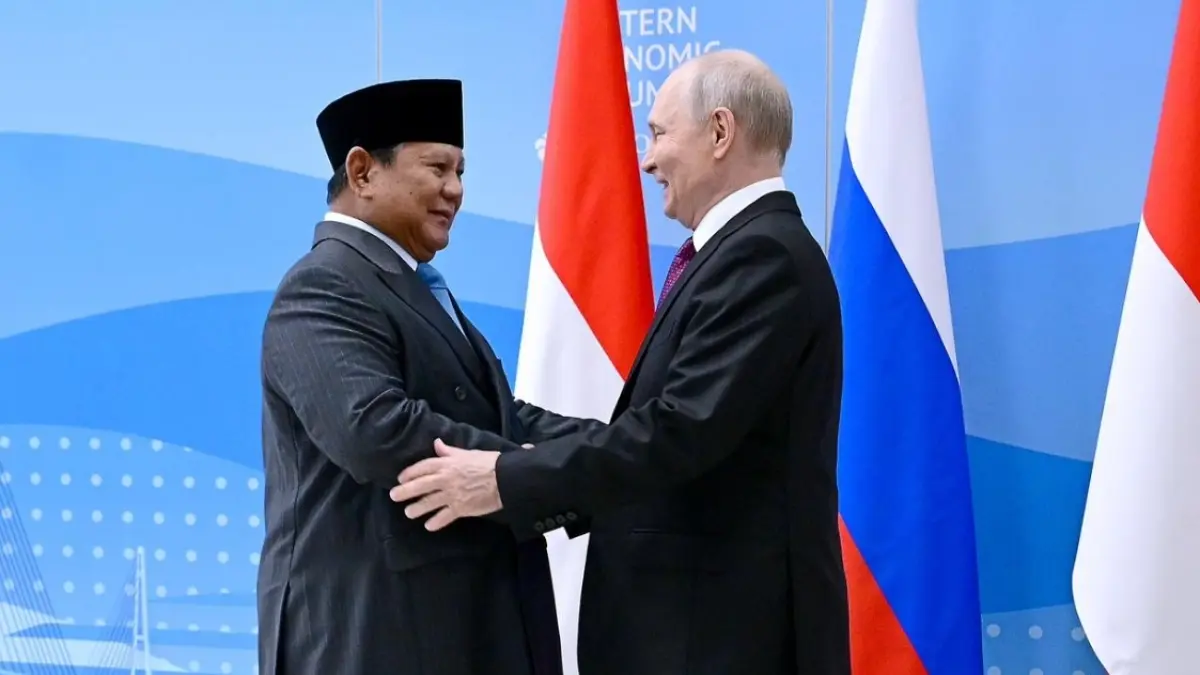 Presiden Vladimir Putin menyambut kedatangan Presiden Prabowo di Vladivostok
