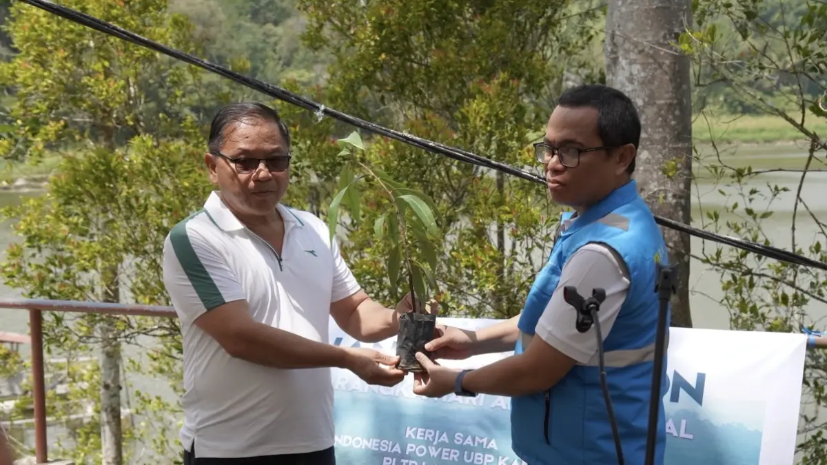 aksi penanamanpohon diharapkan dapat menjadi kontribusi nyata dalam menjagakeseimbangan ekosistem sekaligus menumbuhkan budaya pedulilingkungan di tengah masyarakat.
Sebagai simbol dimulainya kegiatan, dilaksanakan penyerahan bibitpohon secara simbolis oleh Manager PLTP Lahendong, H.S.M. Saragih, kepada Pemerintah Kecamatan Tomohon Selatan yang diwakili oleh Camat Tomohon Selatan, Ir. Robert Adwin Palealu, ME.