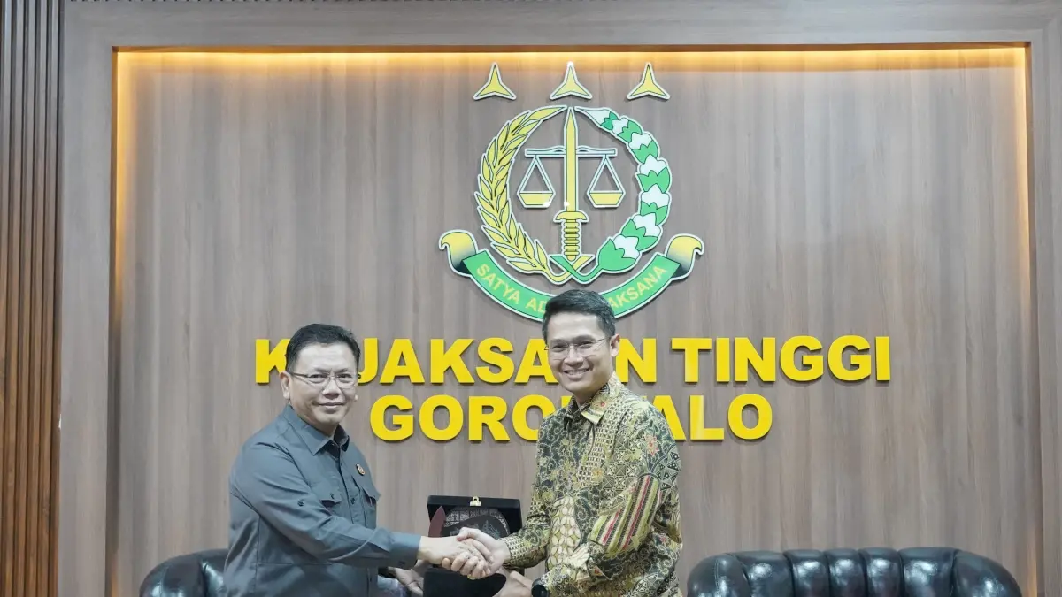 General Manager PLN UIP Sulawesi, I Gusti Made Aditya San Adinatha (kanan), menyerahkan cinderamata berupa plakat kepada Kepala Kejaksaan Tinggi Gorontalo, Dr. Sumurung P. Simaremare, S.H., M.H. (kiri), usai melakukan pertemuan koordinasi.