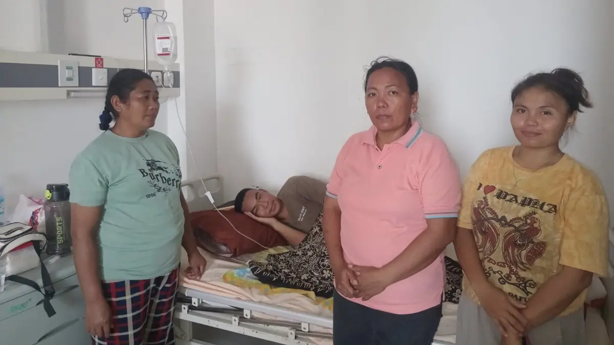 Gerak Cepat-Keluarga Marlon Mamuko warga Desa Tiwoho, Kecamatan Wori, yang tengah menjalani perawatan di RS Pancaran Kasih Manado saat mengucapkan terima kasih kepada Bupati Minahasa Utara karena sudah mengaktifkan kepesertaan BPJS. 
