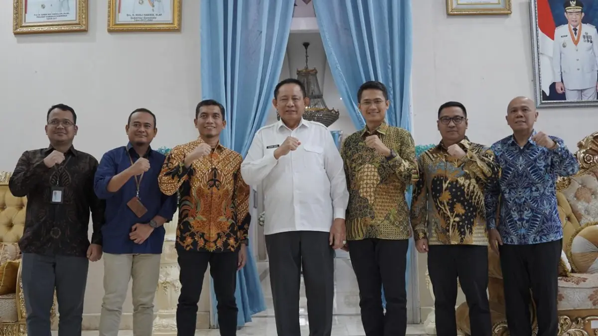 Gubernur Gorontalo, Dr. Ir. H. Gusnar Ismail, M.M. (tengah), berfoto bersama jajaran manajemen PT PLN (Persero) se-regional Sulutenggo dan pejabat Pemprov Gorontalo