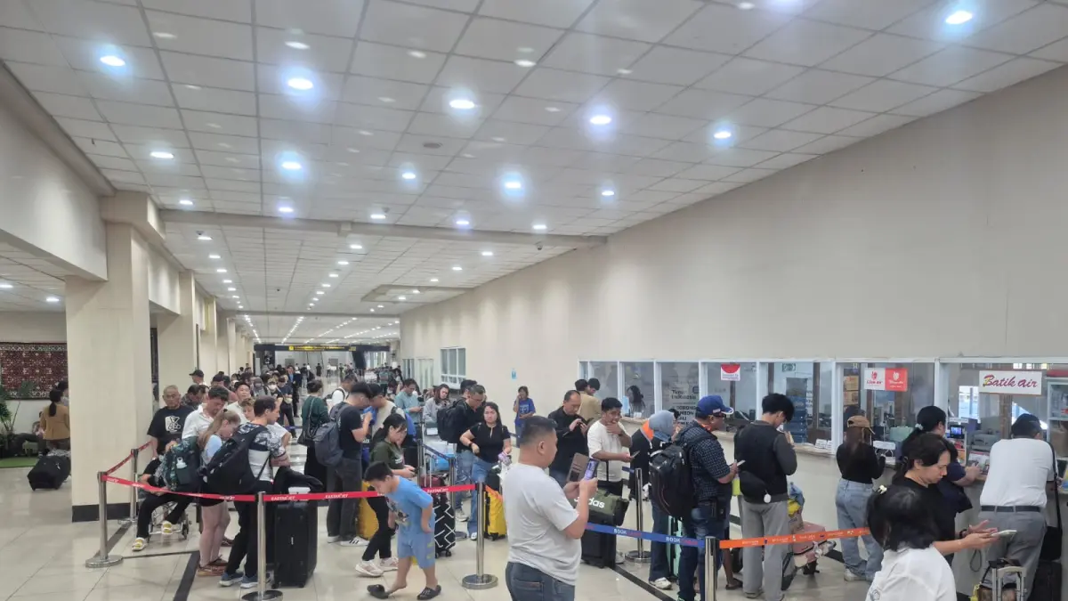 Penumpang di Bandara Samrat yang gagal berangkat.