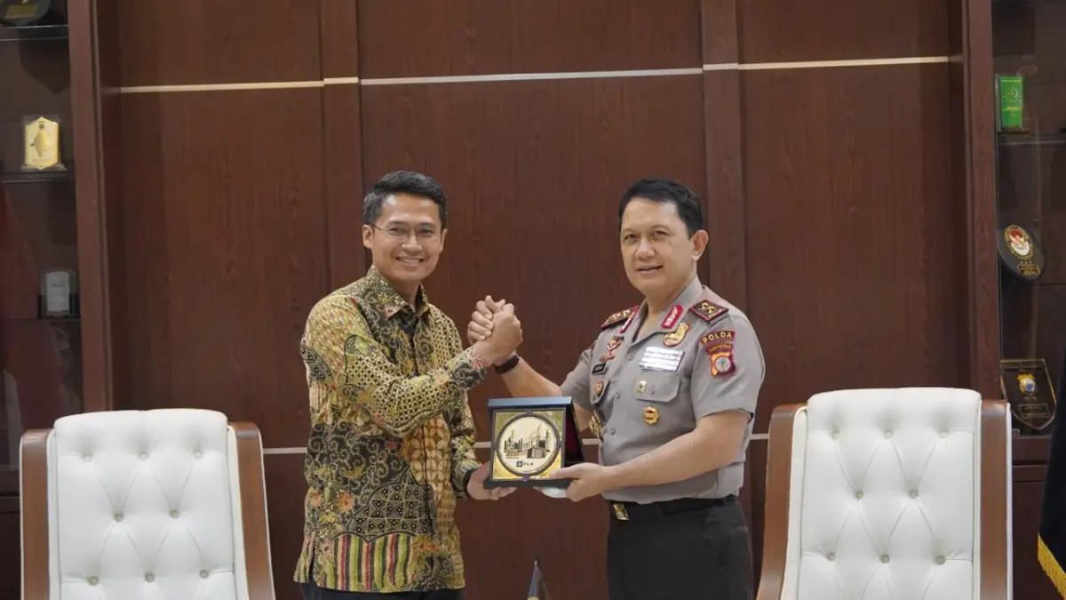 SINERGI PLN DAN POLDA: General Manager PLN UIP Sulawesi, I Gusti Made Aditya San Adinatha (kiri), menyerahkan plakat kepada Kapolda Gorontalo, Irjen Pol. Drs. Widodo, S.H., M.H. (kanan)
