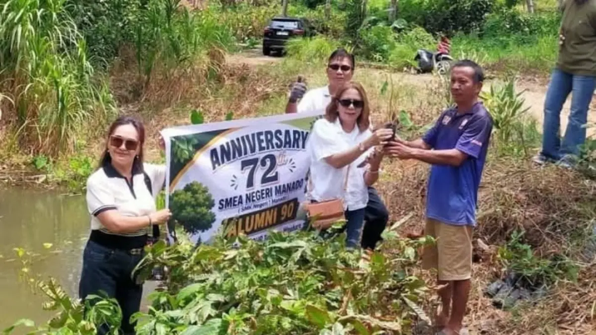 Penanaman bibit pohon dan buah di desa Ranotongkor oleh para Alumni 90 SMEA Negeri Manado