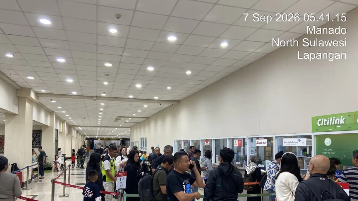 Penumpang di Bandara Internasional Samrat Manado
