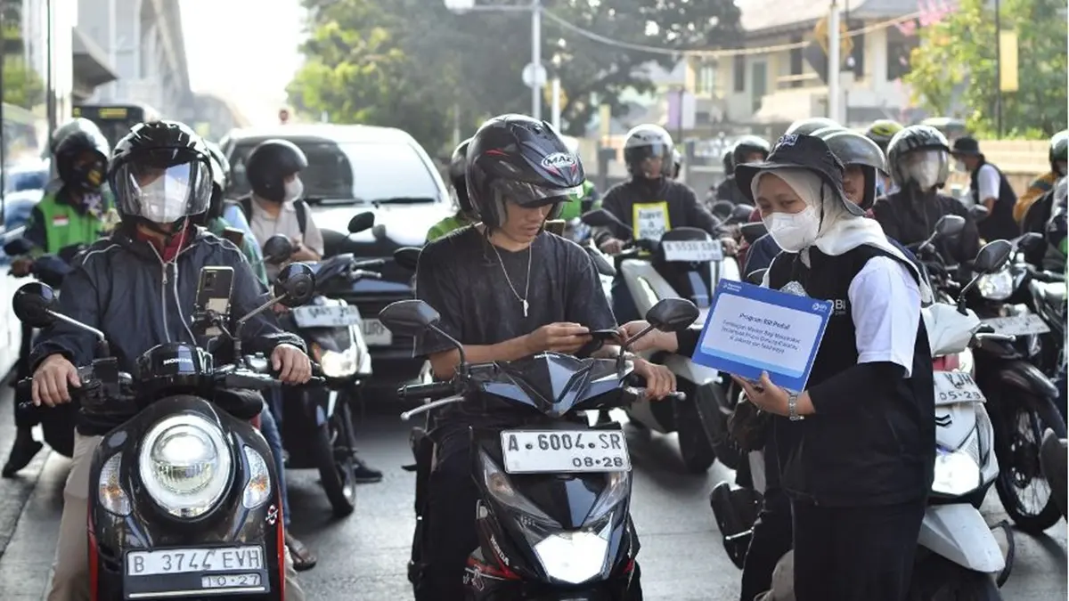 BRI membagikan masker dan vitamin kepada warga di sejumlah titik dengan mobilitas tinggi di wilayah Jakarta dan Lampung.