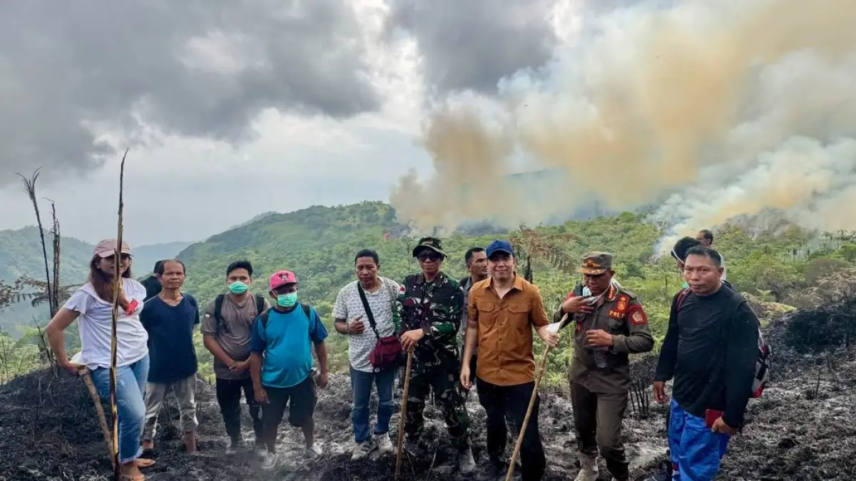 Bupati Michael Thungari (Kaos Coklat) bersama rombongan saat berada di Gunung Awu, Sangihe, Senin (8/9/26).