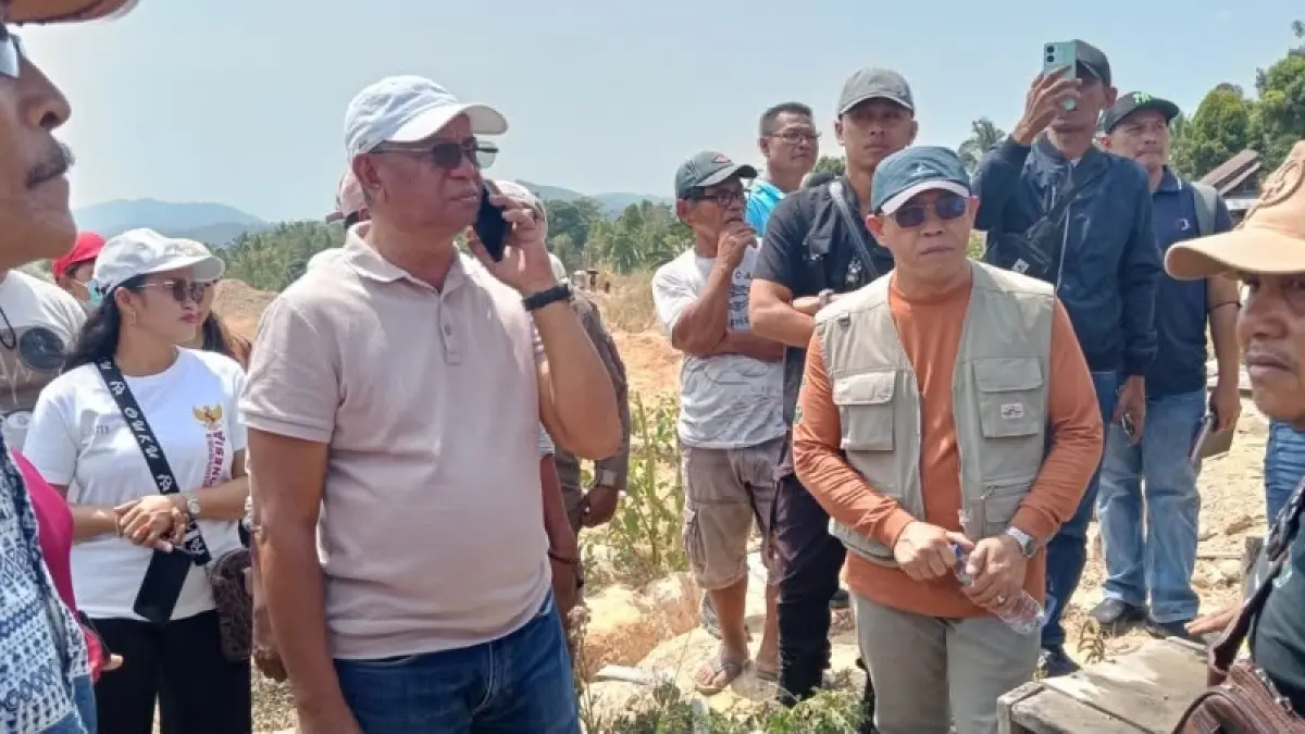 Bupati Oskar meninjau kondisi Desa Lanut yang diwarnai rumah retak dan lubang. Pemkab Boltim mengkaji legalitas hingga opsi relokasi.