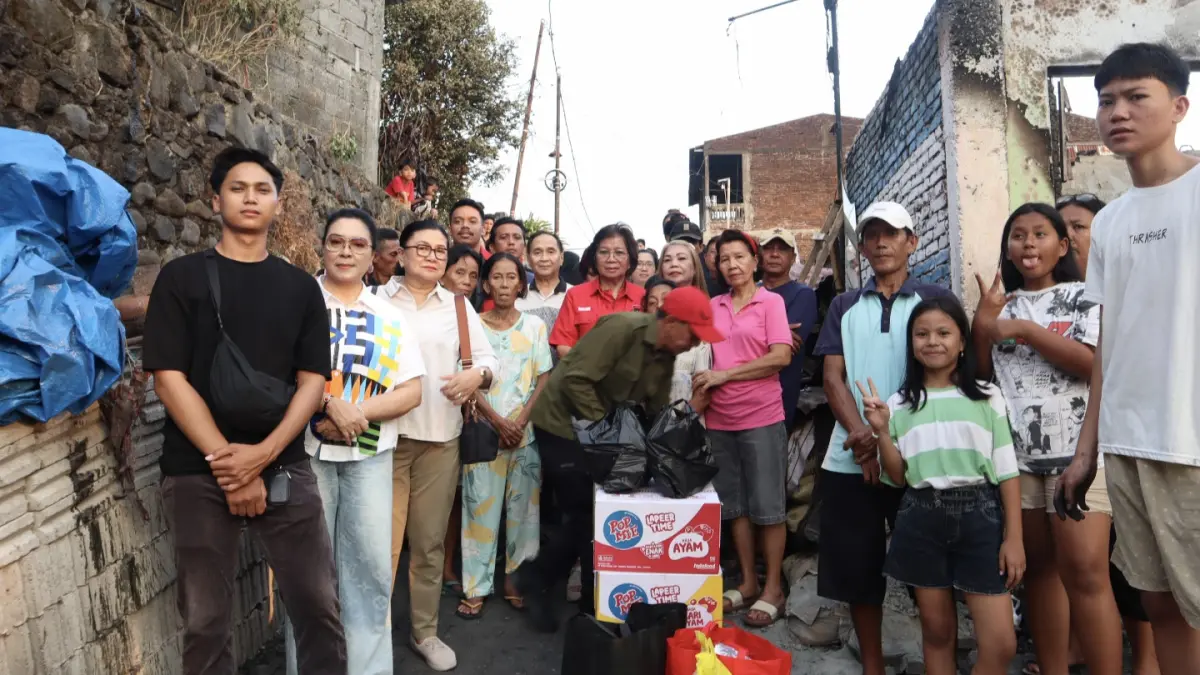 PEDULI: Ketua DPRD Manado sekaligus Bendahara DPC bersama PAC PDIP Tikala Baru dan tim menyerahkan bantuan kepada korban kebakaran di Dendengan Dalam, Selasa (8/9)