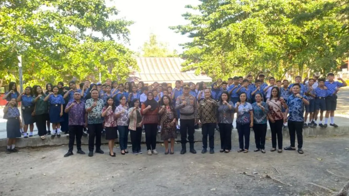 IMBAU: Pembinaan kepada siswwa di lapangan SMPN 9 Manado, Kelurahan Paal Dua Lingkungan VII, Kecamatan Paal Dua, Kamis (10/9).