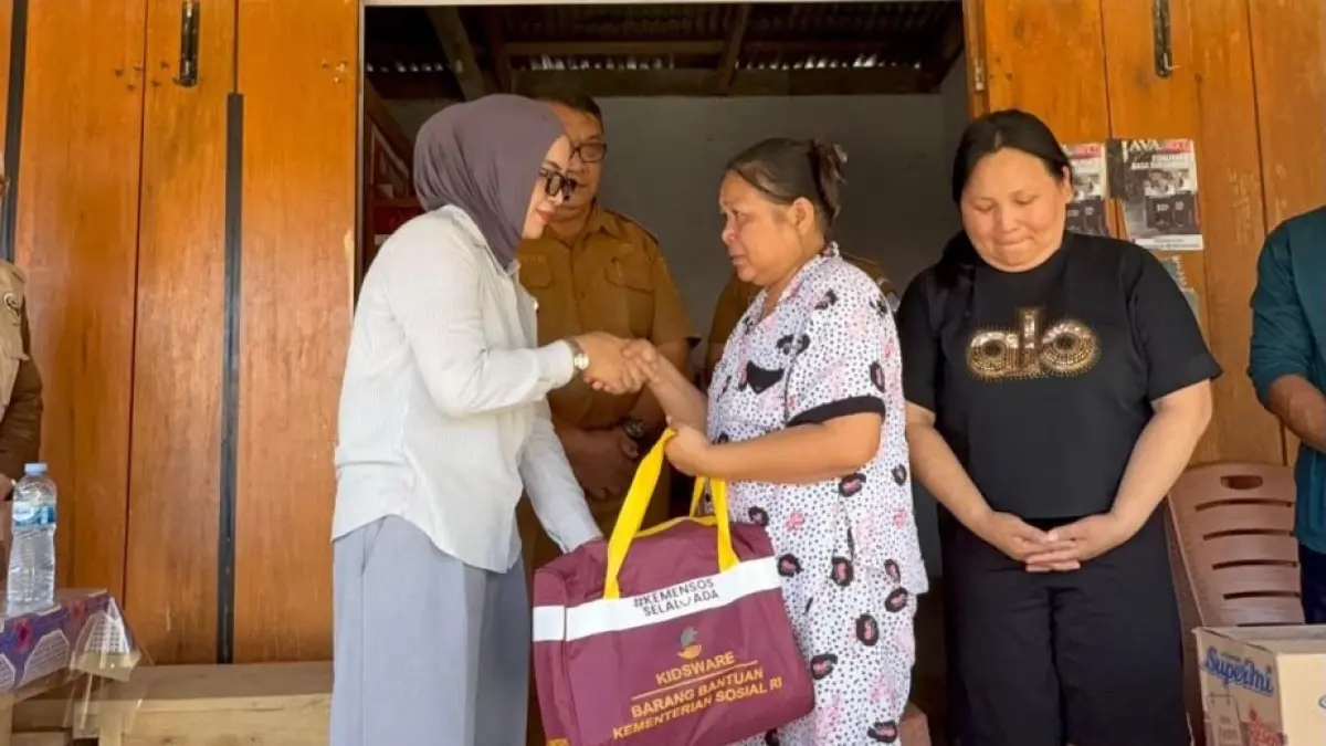 Pemda dan PKK Boltim menyalurkan sembako, kasur, matras dan selimut kepada warga terdampak kebakaran tiga rumah di Desa Lanut.