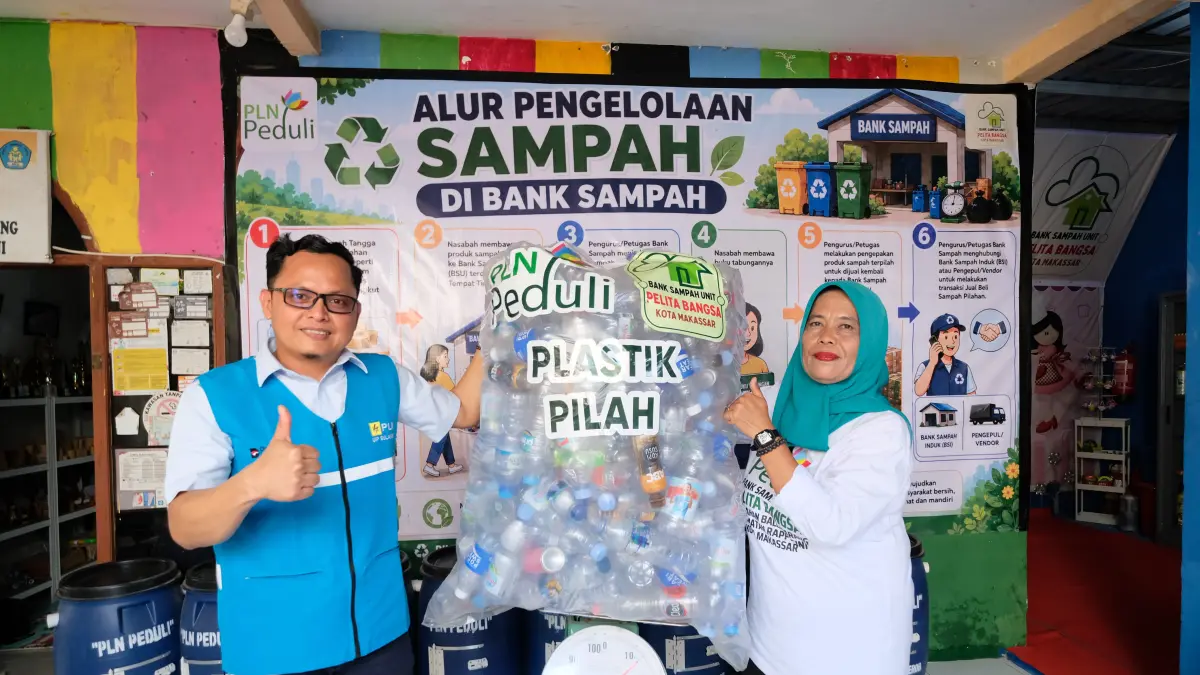 Tak hanya menyalurkan bantuan, PLN UIP Sulawesi turut menyumbangkan 14 kg sampah plastik yang diambil dari dropbox kantor induk PLN UIP Sulawesi