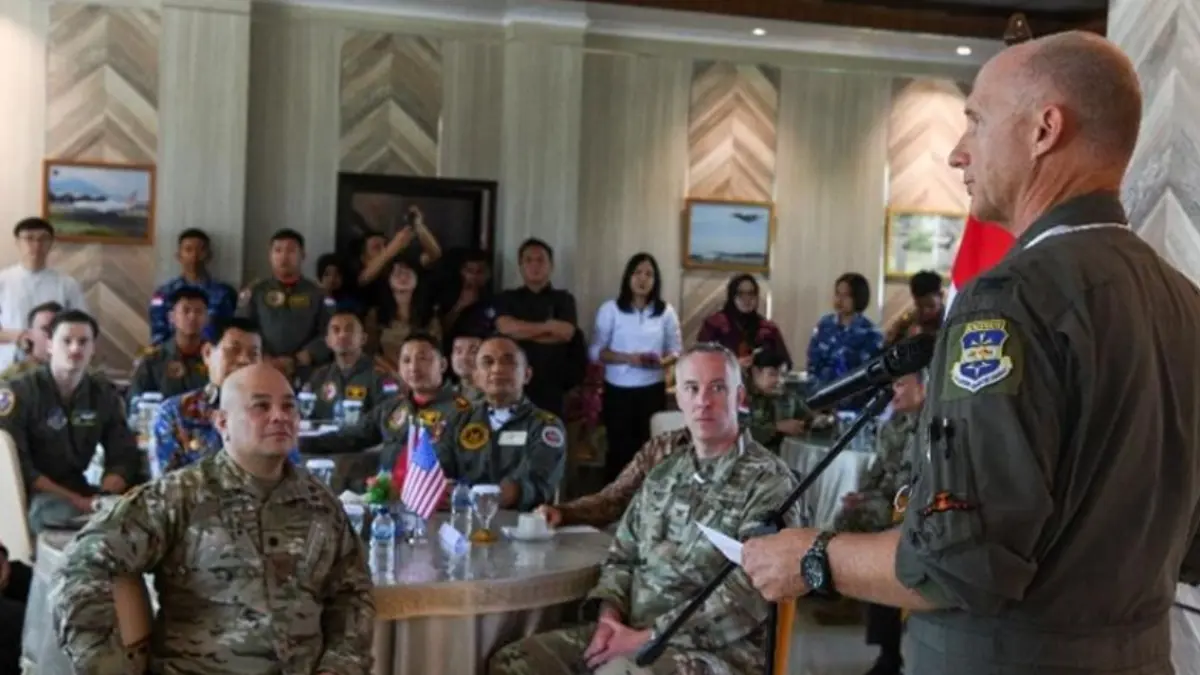 Kolonel Angkatan Udara AS Eric Landreth, Kepala Urusan Internasional Pacific Air Forces, menyampaikan sambutan dalam upacara penutupan Latihan Cope West 2026 di Manado, Indonesia, 11 September 2026. (Foto Angkatan Udara AS oleh Sersan Teknis David Owsianka)