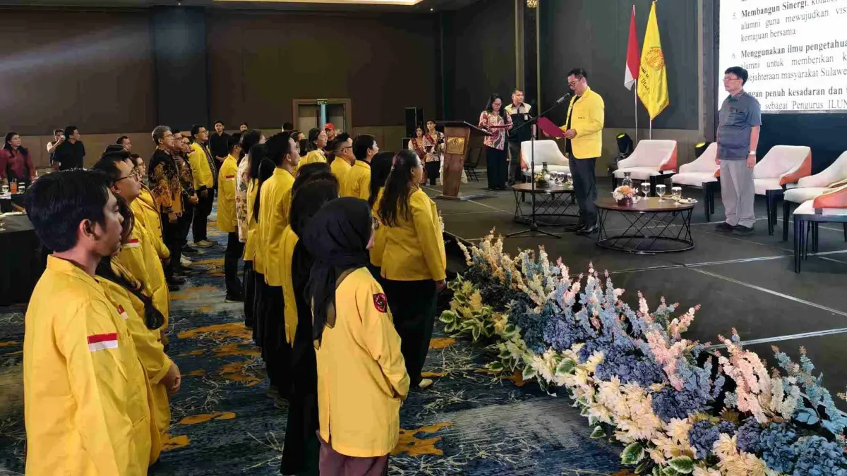Kukuhkan-Ketua Umum Iluni UI Wilayah Sulawesi Utara Joune Ganda saat mengambil Ikrar janji kepada pengurus Iluni UI Sulut di Hotel Sentra Minahasa Utara.