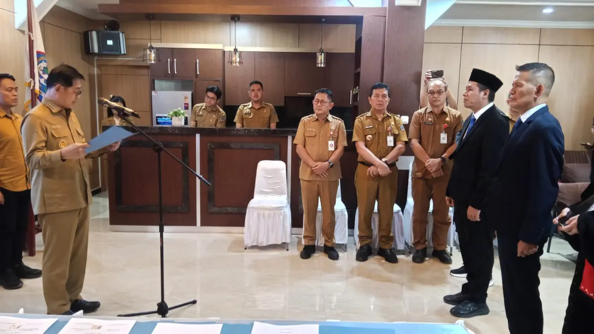Dirut Perumda Pasar Ramlan Mangkialo dan Dirut Perumda Bangun Bitung Veysco Dandel dilantik oleh Wali Kota Bitung Hengky Honandar.(Franky/MP)