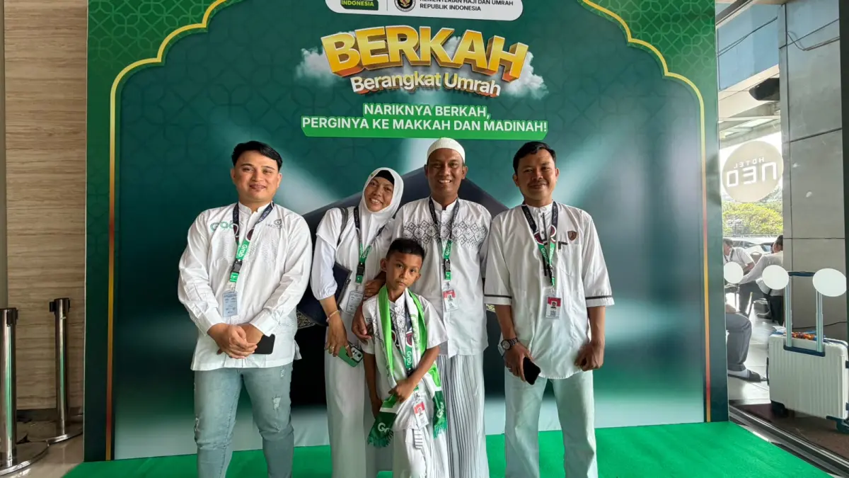 Jonathan Hutapea, mitra pengemudi Grab asal Bitung - Sulawesi Utara, bersama peserta Program BERKAH dari Kota Manado  dalam prosesi keberangkatan umrah di Tangerang