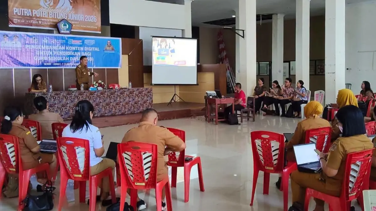 Kepala Dinas Kominfo Kota Bitung Altin Tumengkol membawakan materi pelatihan pemanfaatan AI.(Dok Istimewa)