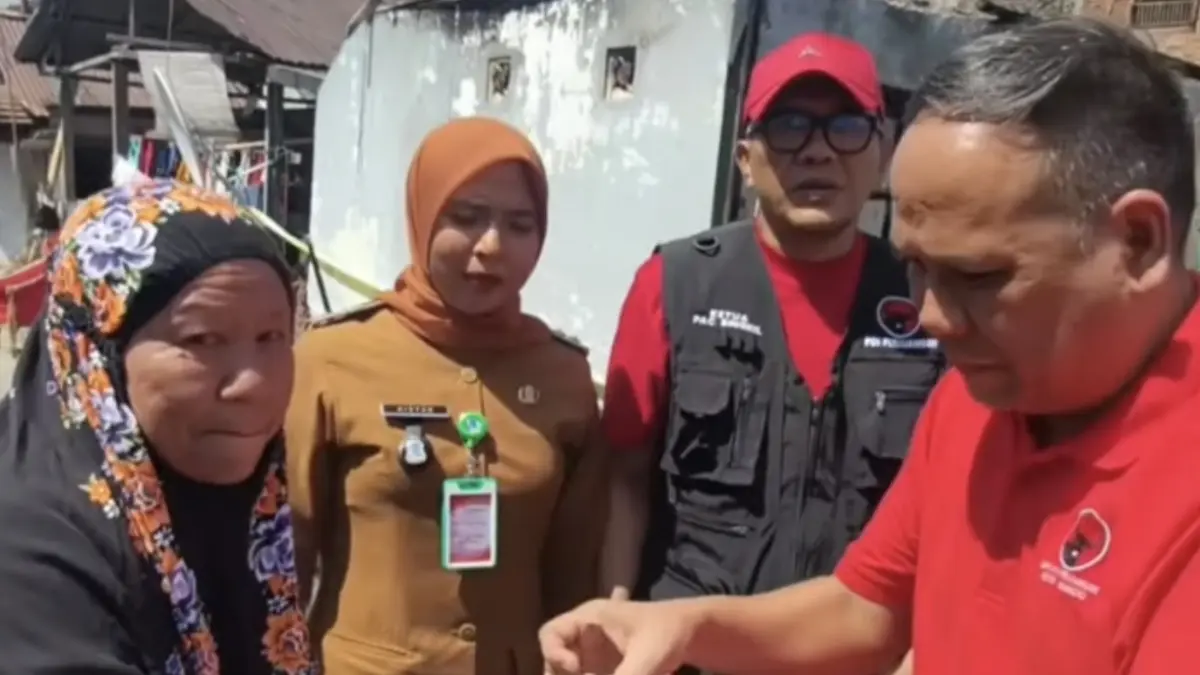 PEDULI; DPC PDI Perjuangan Kota Manado bersama bersama pengurus PAC Singkil menyalurkan bantuan untuk warga yang terdampak kebakaran, Senin (14/9).