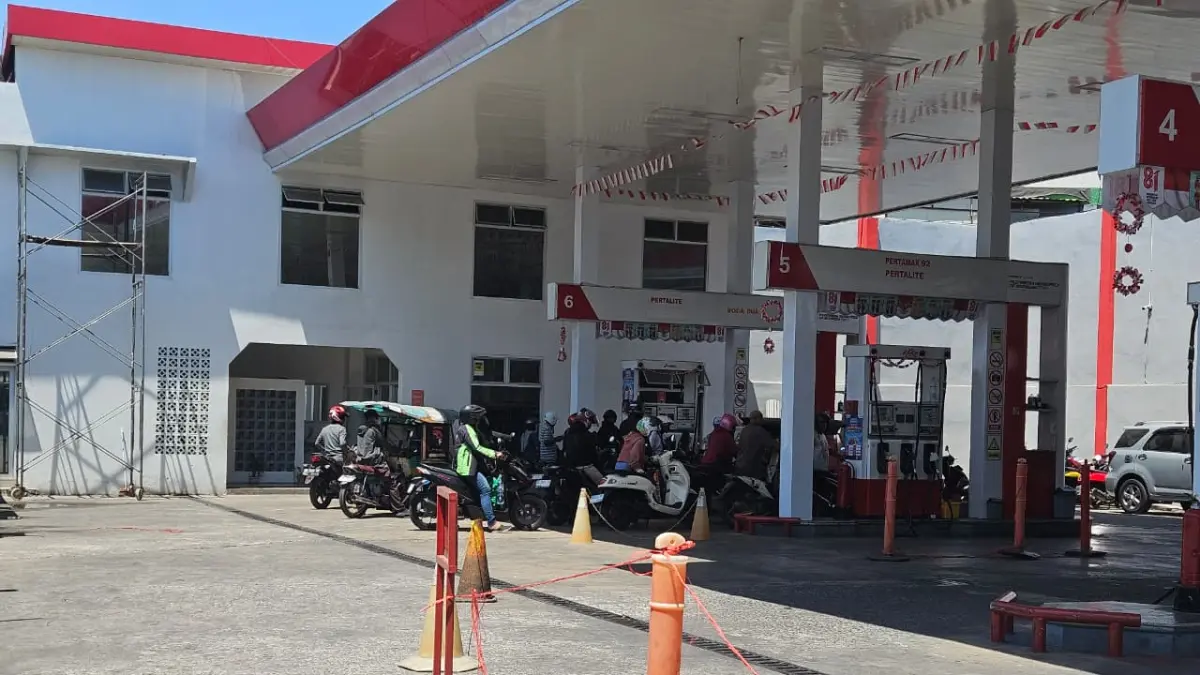 Antrean di SPBU Makassar yang sudah mulai melandai.
