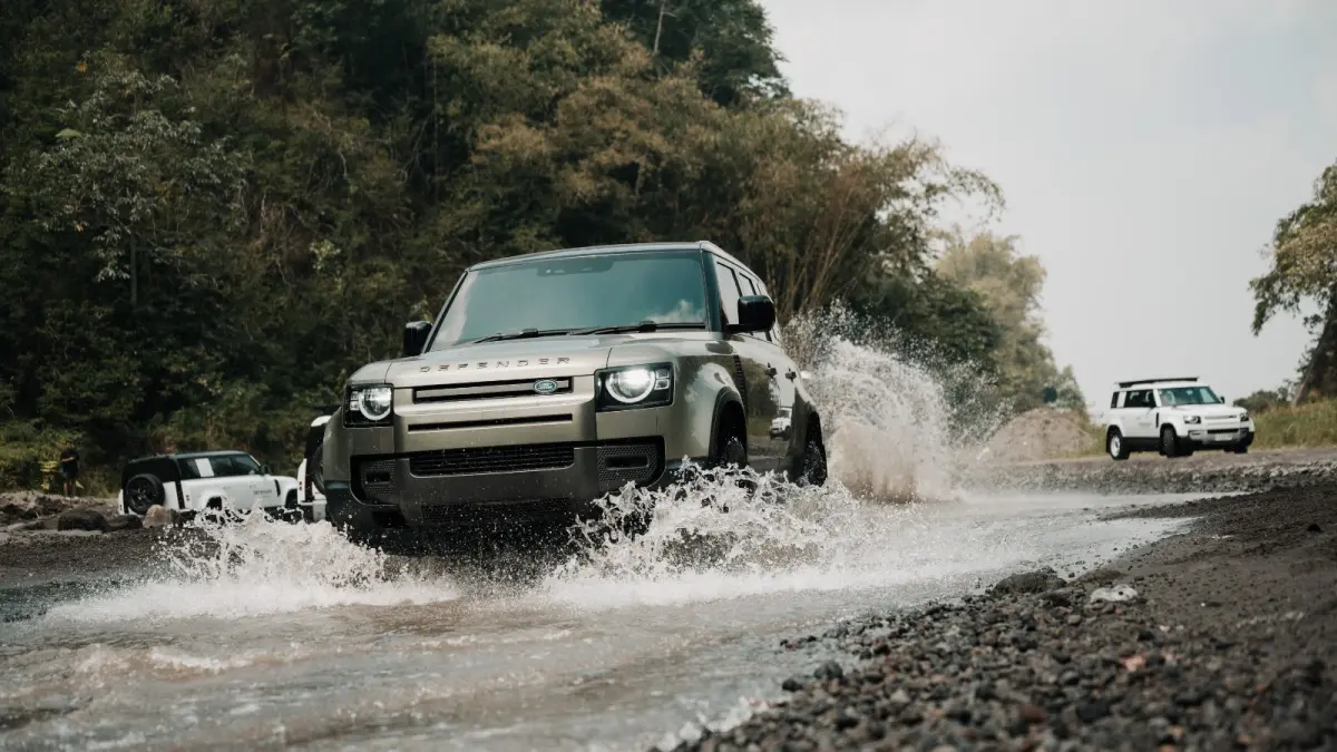 Defender melintasi beragam medan dalam perjalanan lintas Jawa sepanjang 1.864 kilometer.