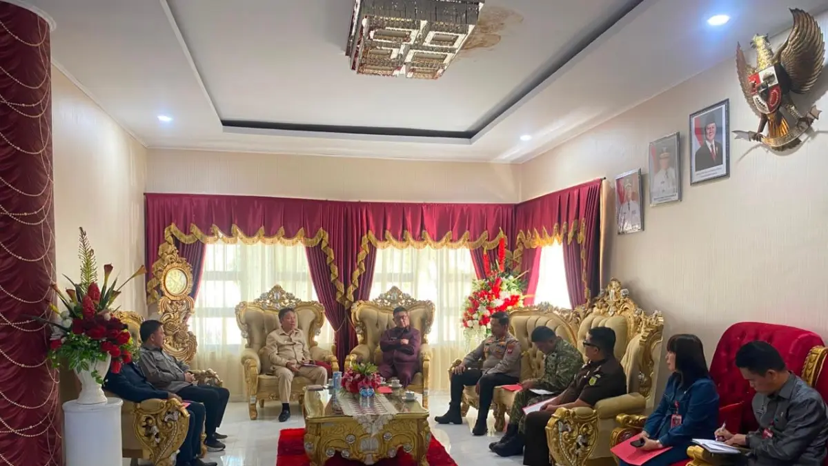 DUDUK BERSAMA: Rapat Forkopimda membahas perkembangan perselisihan antarkelompok pemuda dari Kelurahan Ranomea, Kecamatan Amurang Timur, dan Kelurahan Bitung, Kecamatan Amurang.