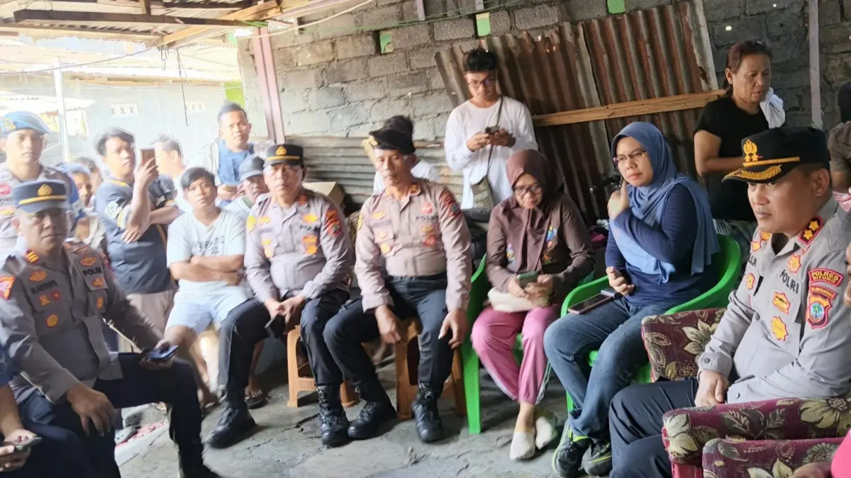 Kapolres Bitung AKBP Arie Sulistyo Nugroho turun langsung redam ketegangan antara dua kelompok warga di Kelurahan Bitung Tengah.(Dok Istimewa)