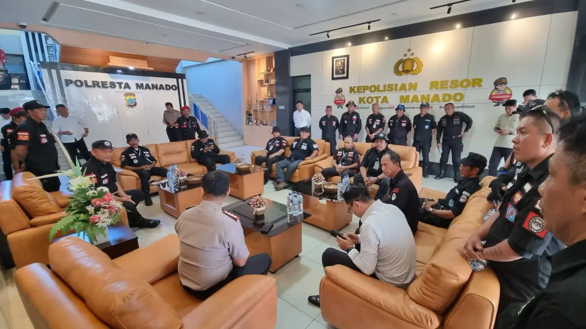 KAWAL: Pasukan Khusus Panji Yosua Sinode GMIM saat mendatangi Polresta Manado dan disambut langsung oleh Kapolres, Senin (14/9).