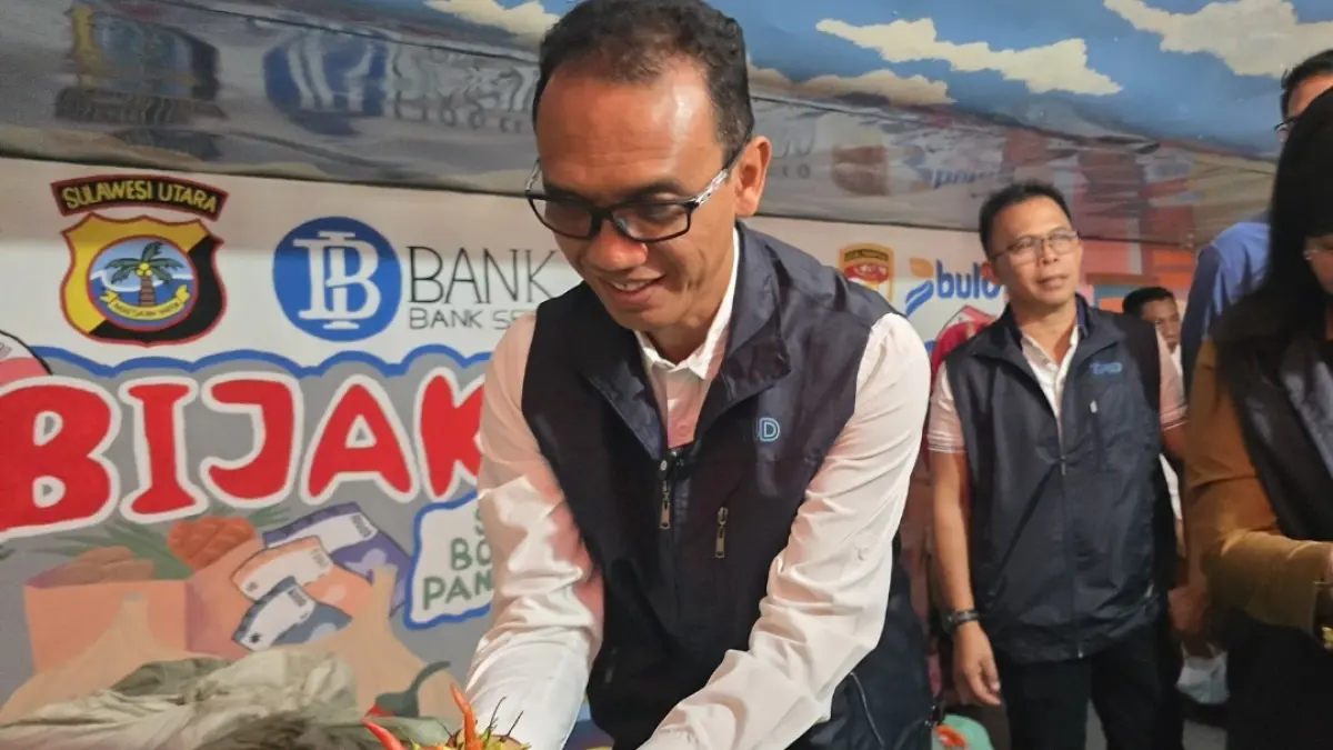 Kepala BI Sulut Joko Supratikto saat berada di Pasar Bersehati dalam rangka pendistribusian cabai yang didatangkan dari Purbolinggo, Selasa (15/9/2026)