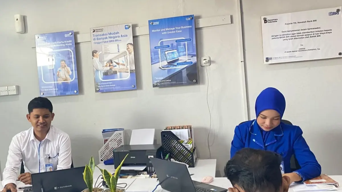 Petugas BRI KCP Lelilef memberikan pelayanan kepada nasabah.