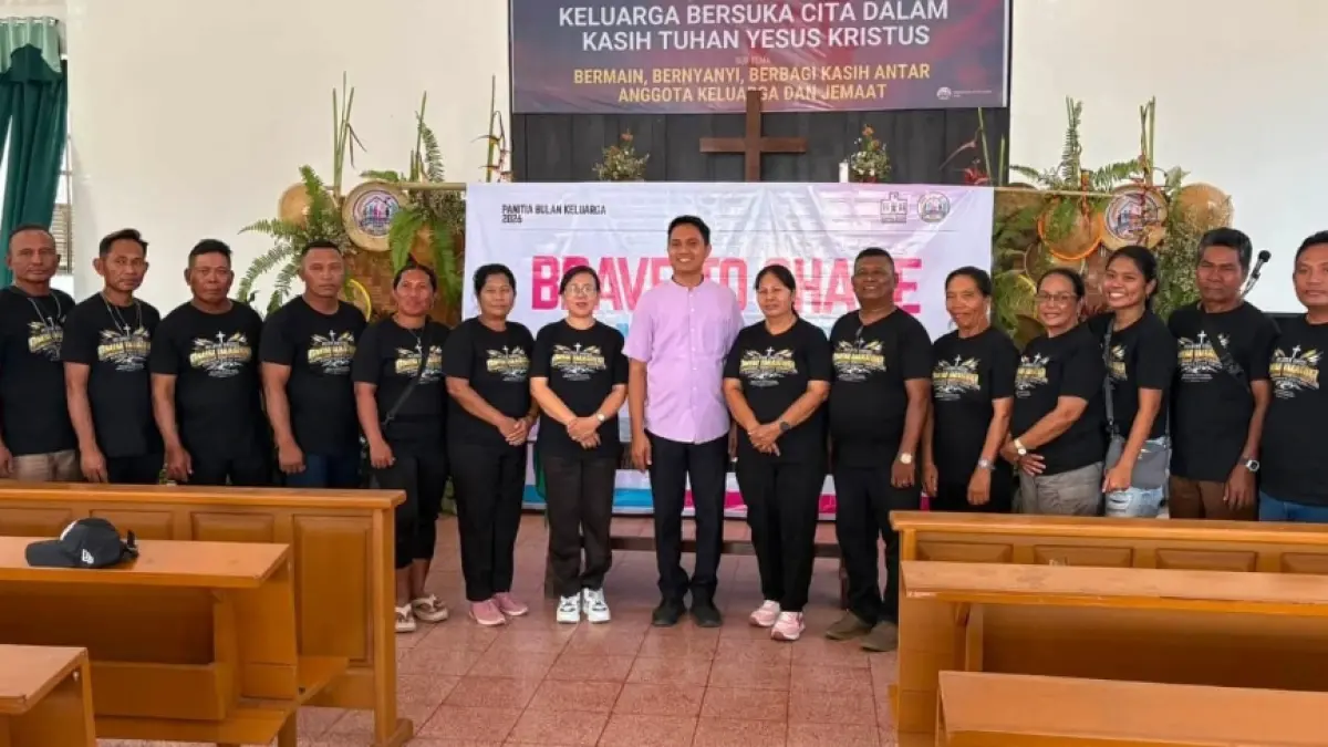 Rombongan Pelsus GMIM Imanuel Wawunian saat mengunjungi Gereja Sion Tomohon rangkaian napak tilas di akhir periode pelayanan