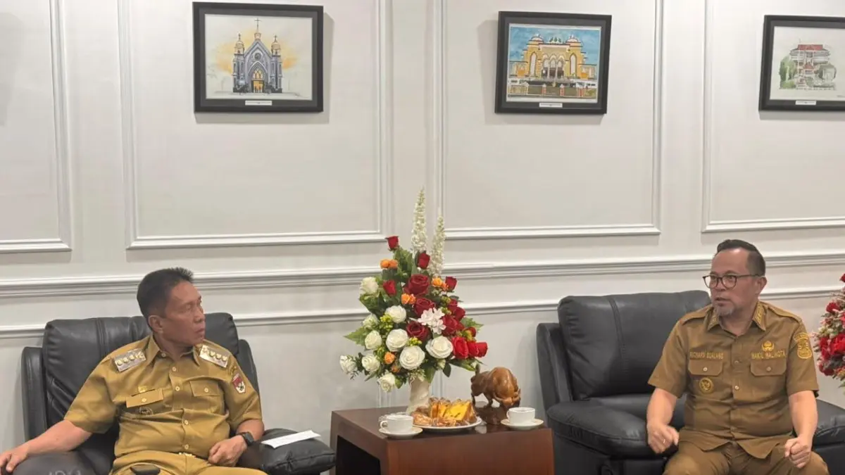 SINERGI: Bupati Minahasa Selatan Franky Donny Wongkar, melakukan kunjungan kerja strategis ke Kantor Wali Kota Manado, Senin (14/9).