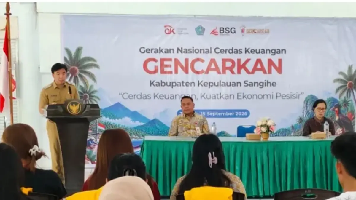 Bupati Kepulauan Sangihe Michael Thungari hadir langsung dalam kegiatan edukasi keuangan untuk nelayan yang diinisiasi OJK dan BSG, Selasa (15/9).