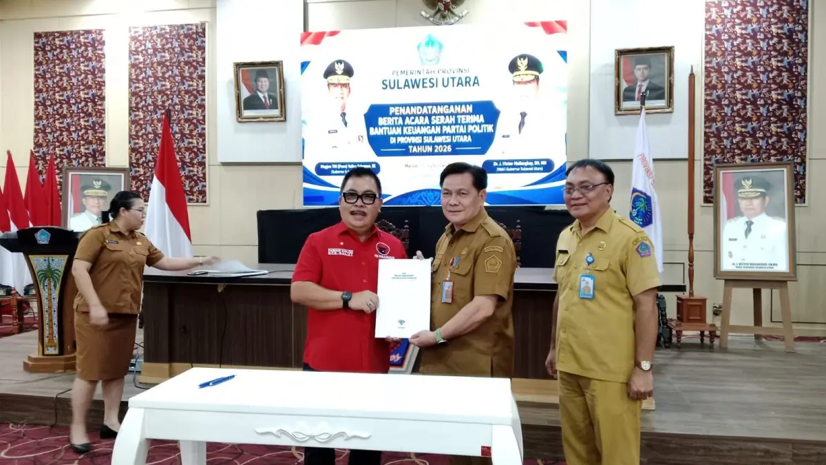 Fabian Kaloh pengurus PDI Perjuangan Sulut bersama Kepala Kesbangpol Johny Suak.