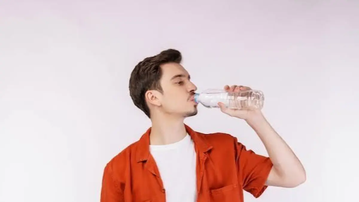 Ilustrasi orang minum air (doc: Freepik)