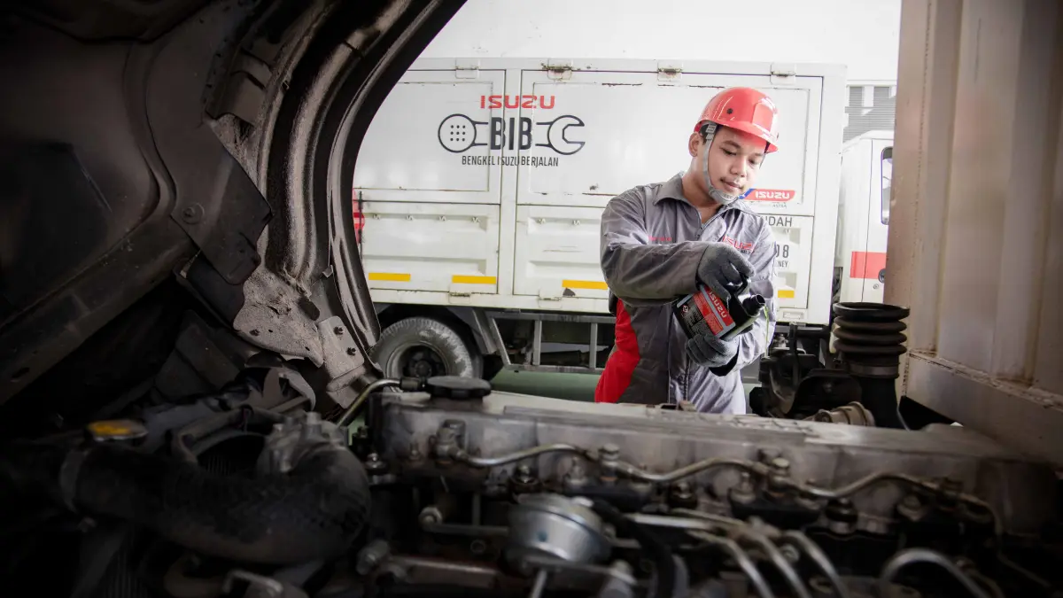 Isuzu mengingatkan pengguna kendaraan komersial untuk mengecek filter udara, saluran mesin, dan kaca setelah terpapar abu vulkanik.