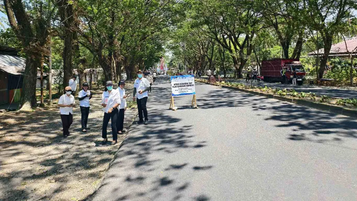 Personil Samsat Minut saat melakukan Operasi taat pajak yang digelar di Zero Point Minut Rabu (16/9).