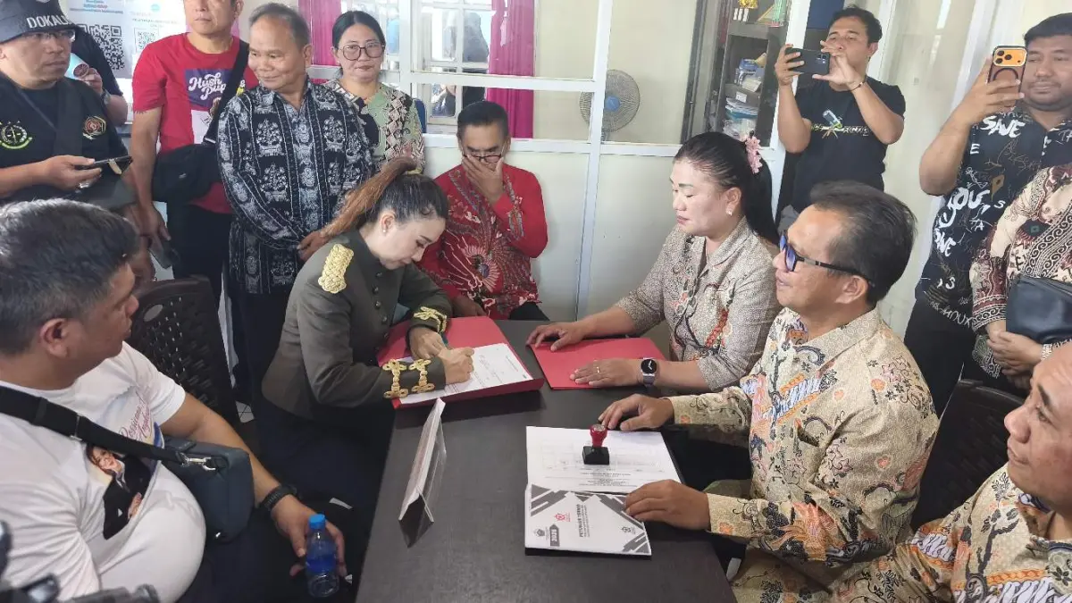 Pendaftaran- Rossieana Anatasya Angkow didampingi Suami Hendry Walukow saat mendaftar bakal calon hukum tua Desa Tatelu Kecamatan Dimembe.