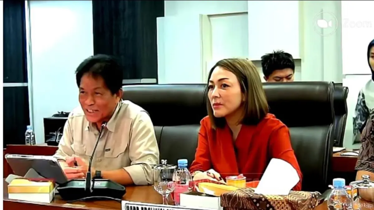 PERHATIAN: Ketua DPRD Sulut Andi Silangen bersama Wakil Ketua DPRD dr Michaela Elsiana Paruntu saat menyampaikan aspirasi buruh di DPR RI