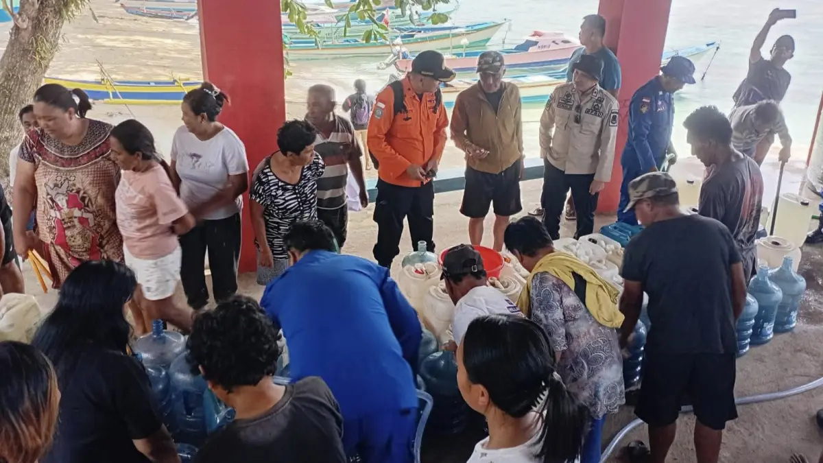 RESPON: Warga di Pulau Siladen dan Manado Tua mendapat suplai air bersih, Kamis (17/9). Hal ini dikarenakan dampak dari kemarau berkepanjangan