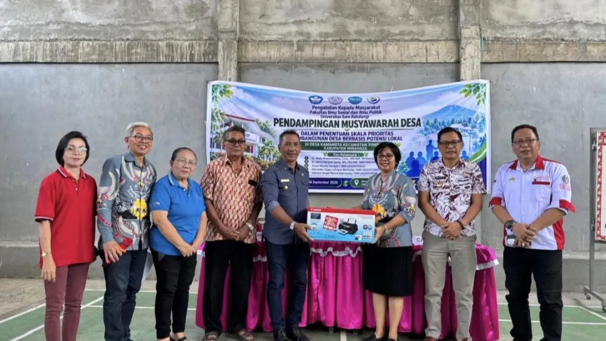SERAHKAN: Tim PKM Unsrat menyerahkan bantuan printer ke Hukum Tua Desa Kamangta Teddy Wewengkang, Jumat (18/9/2026).