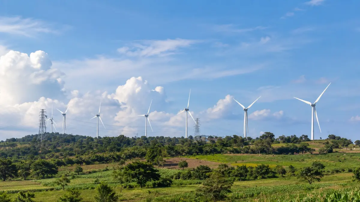 Deretan turbin angin di kawasan perbukitan Sidrap, Sulawesi Selatan, menggambarkan pemanfaatan energi terbarukan untuk mendukung pasokan listrik. PLN UIP3B Sulawesi berperan dalam pengaturan sistem dan penyaluran daya dari pembangkit yang terintegrasi dengan jaringan kelistrikan Sulawesi.