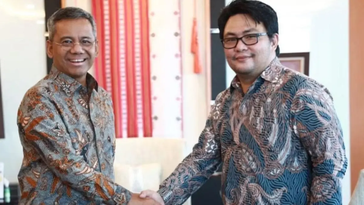 Prof Joy Tulung (kanan) saat bersama Menteri Keuangan RI Suahasil Nazara