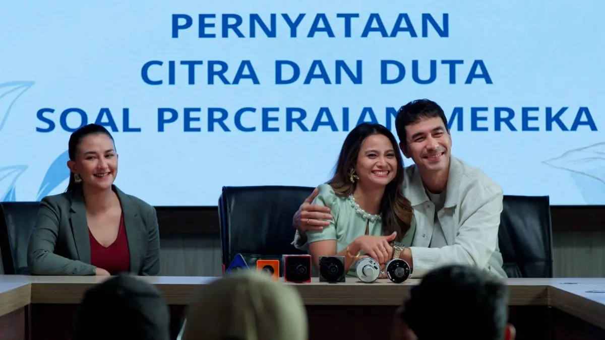 Acha Septriasa dan Darius Sinathrya tampil sebagai pasangan suami istri dalam series iQIYI Original Dalam Suka dan Dusta yang mulai tayang 25 September 2026.