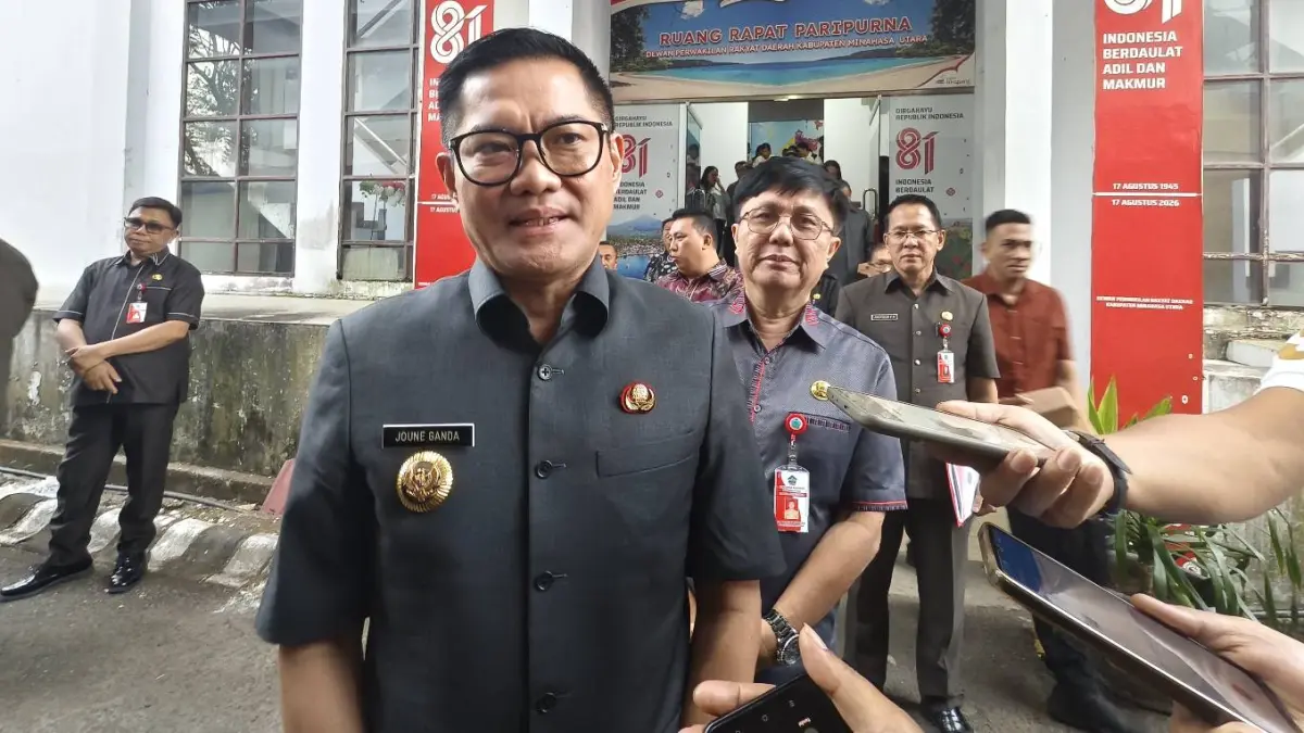 Diwawancarai-Bupati Minahasa Utara Joune Ganda didampingi Sekretaris Daerah Novly Wowiling saat diwawancarai awak media usai rapat paripurna, Sabtu (19/9).