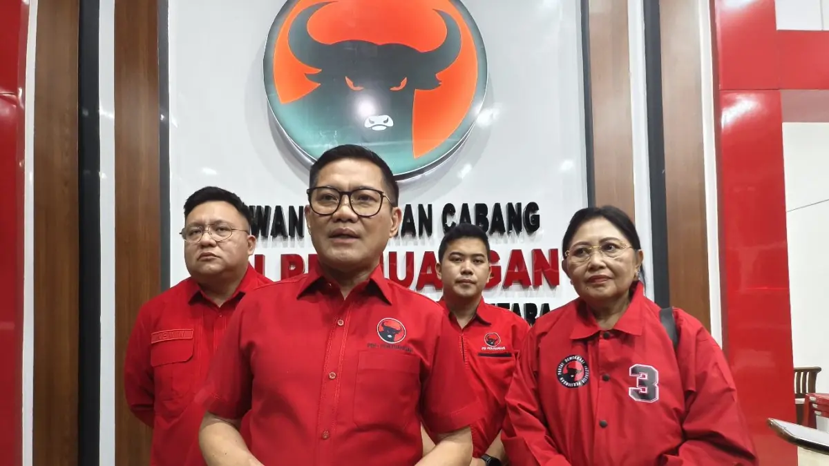 Ketua DPC PDIP Minut Joune Ganda didampingi pengurus saat diwawancara awak media usai rapat Konsolidasi pengurus